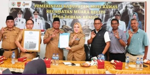 Bupati Musi Rawas, Ratna Machmud Serahkan CSR 1 unit Trafo ke Desa Durian Remuk