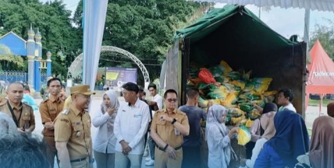 Tinjau Pasar Murah Di Alun-Alun Merdeka, Walikota Bantu Warga Dapatkan Harga Terjangkau