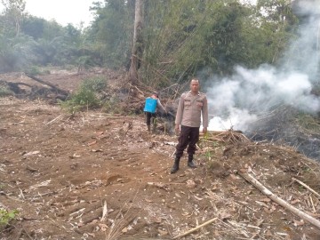 Lahan Terbakar di Lubuk Linggau Utara II, Tim Gabungan Berjuang Padamkan Api dengan Peralatan Seadanya