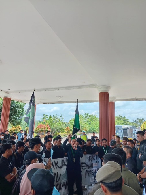 HMI Desak Pemkab Musi Rawas Segera Perbaiki Jalan Rusak Dan Sekolah Tidak Layak