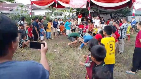 HUT RI ke-80 Di RT 07 Watervang Pecah! Tangkap Bebek Dengan Mata Tertutup