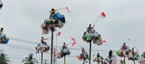 Semarak HUT ke-80 RI, Wali Kota Lubuk Linggau Buka Lomba Panjat Pinang