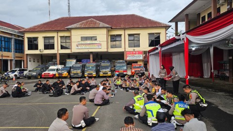 Kapolres Linggau Makan Lesehan Bareng Anggota Dan Brimob Jelang Pengamanan Tahun Baru