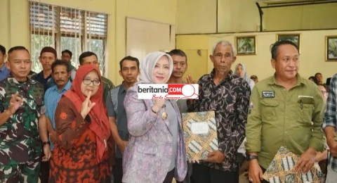 Moderenisasi Pertanian, Ratna Machmud Serahkan Alsintan Ke Kelompok Tani