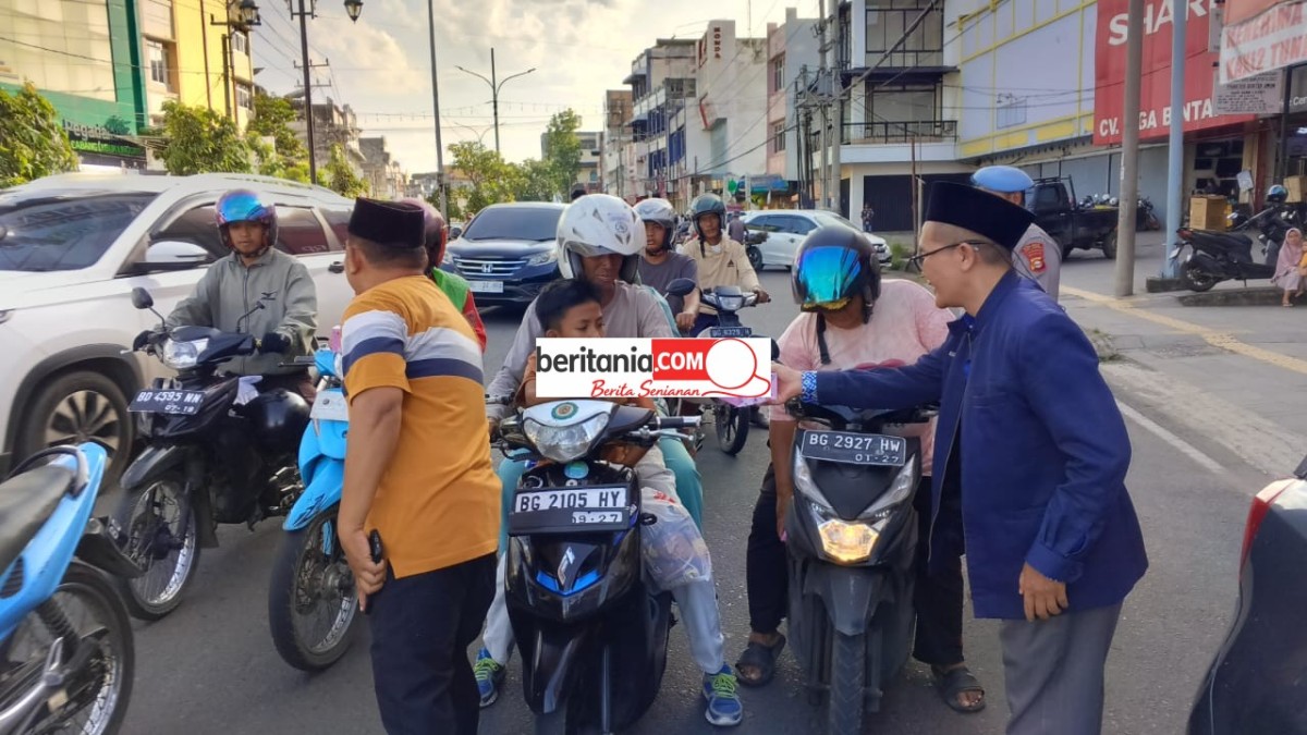 Polisi Dan Jurnalis Di Lubuklinggau Turun ke Jalan Berbagi Takjil, Kampanyekan Tertib Lalu Lintas dan Anti Hoax 