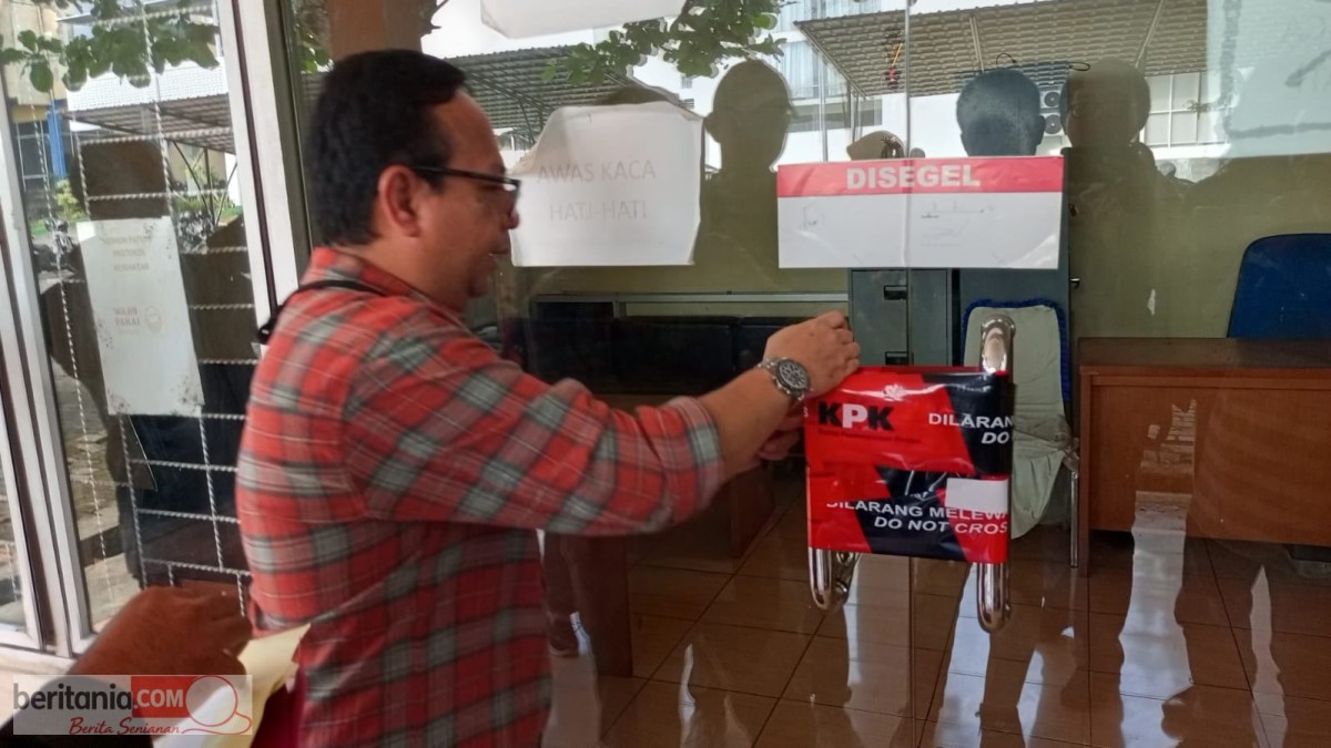 KPK Segel Ruang Kerja Bupati Muara Enim Dan Dinas Pendidikan Dan Kebudayaan 