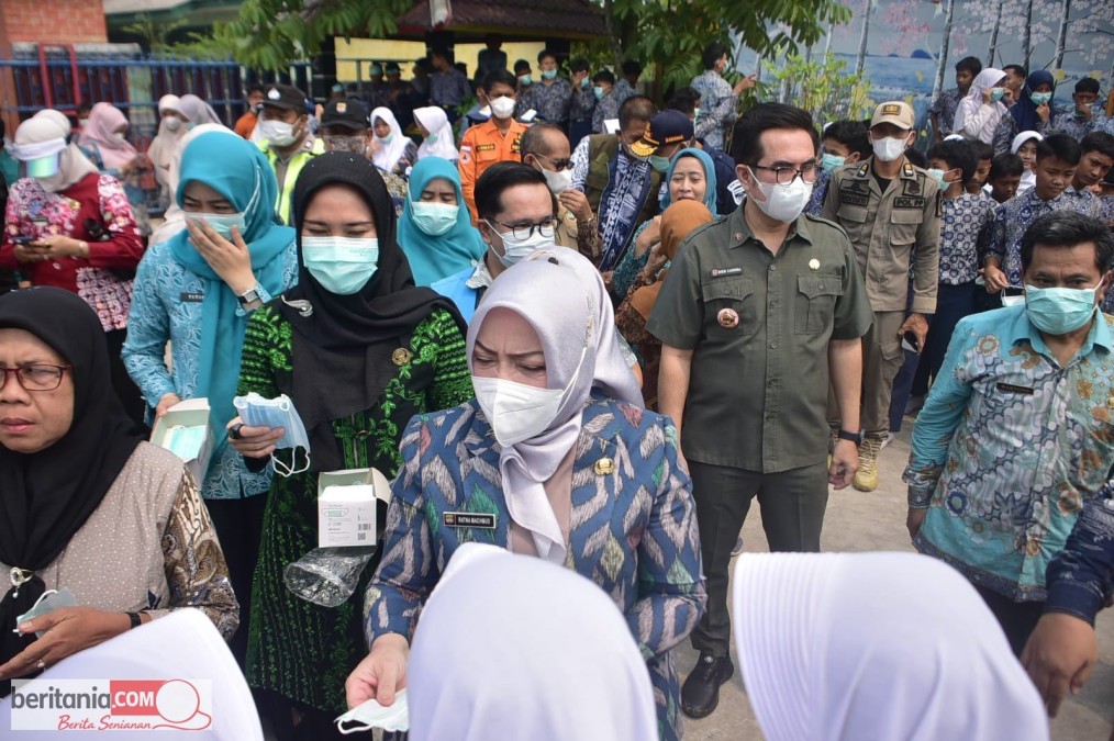 Antisipasi ISPA, Bupati Dan Wabup Musi Rawas Bagikan Masker Gratis Di Sekolah dan Pasar