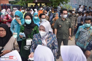 Antisipasi ISPA, Bupati Dan Wabup Musi Rawas Bagikan Masker Gratis Di Sekolah dan Pasar